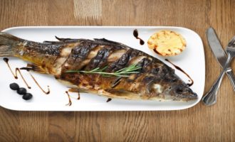 карп на блюде