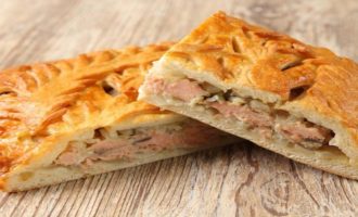 тонкий пирог с горбушей