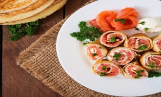 рыба в блинных рулетиках