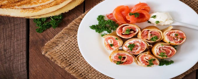 рыба в блинных рулетиках