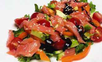 салат с красной рыбой