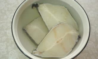 стейки зубатки в воде