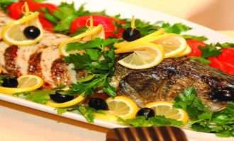 румянный судак с овощами