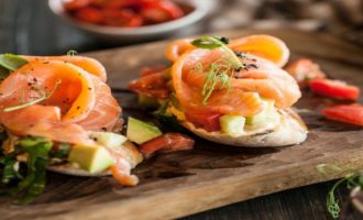 тосты с рыбой и лимоном