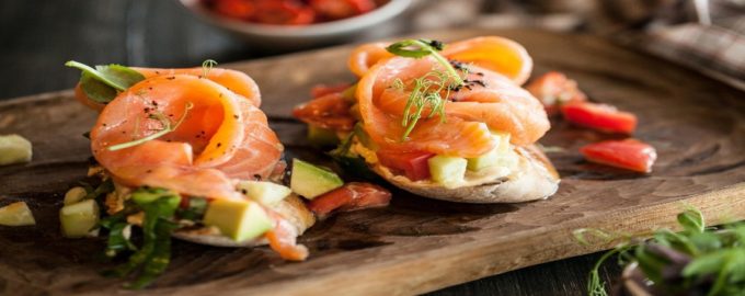 тосты с рыбой и лимоном