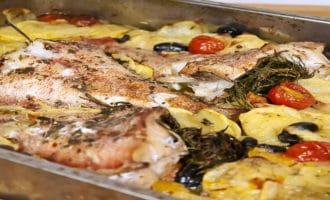 блюдо из запеченного окуня