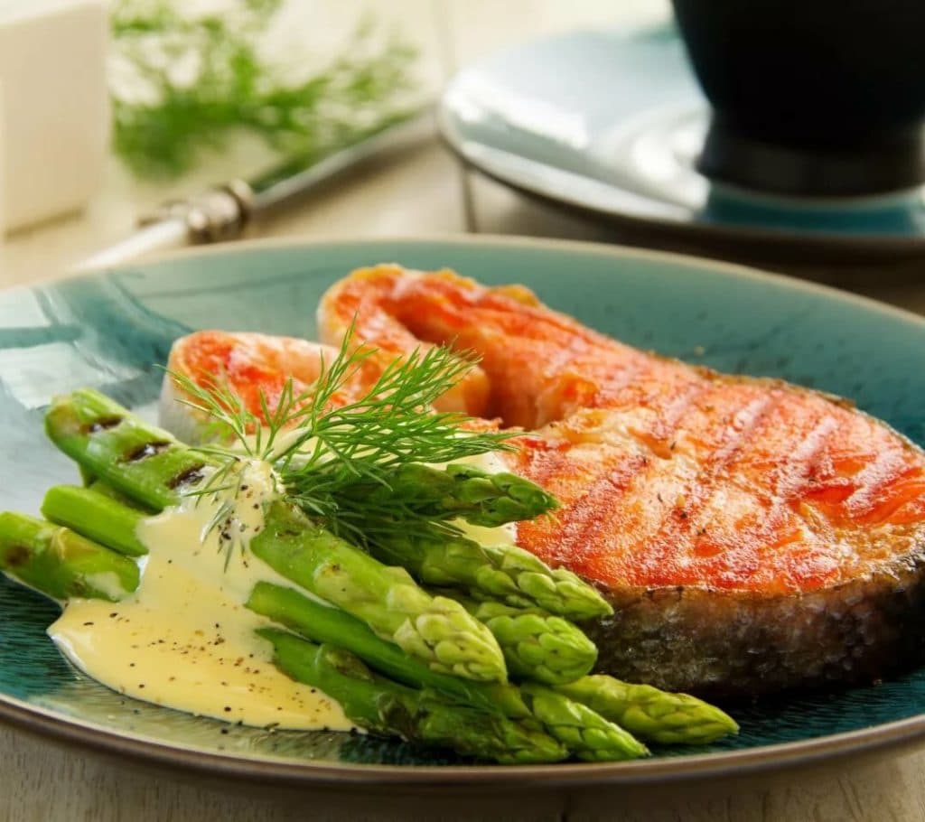 голец с овощами и соусом