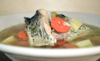 вариант подачи свежего рыбного супа