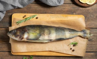 терпуга на разделочной доске