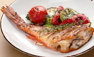 окунь жареный с томатами черри