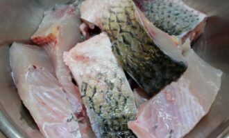 нарезанные стейки белого амура