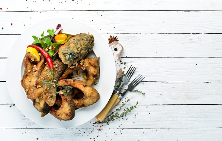 куски рыбы на блюде