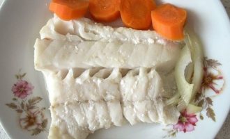 минтай и морковь