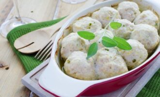 фрикадельки из рыбы в сметане