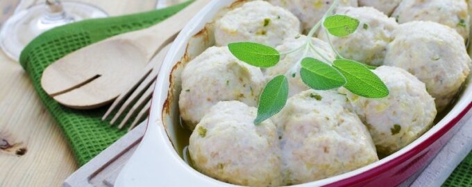 фрикадельки из рыбы в сметане