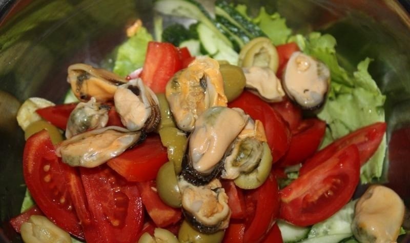 салат с мидиями и свежими овощами 