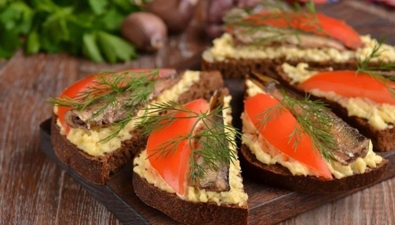 бетерброды с томатами и шпротой