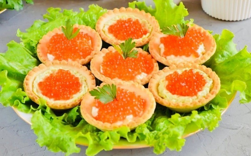 тарталетки с зеленью и красной икрой 