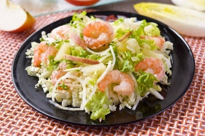 салат с ананасами и креветкой 