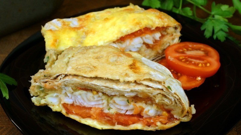 рыба в лаваше с помидором 