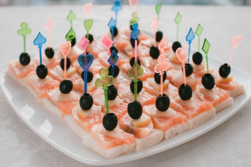 канапе с маслинами и сыром 