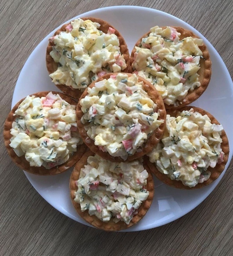 тарталетки с сыром и крабовыми палочками 