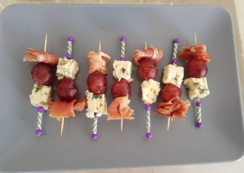 мини сэндвичи с виноградом и рыбой 