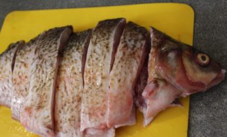 лещ жаренный кусочка