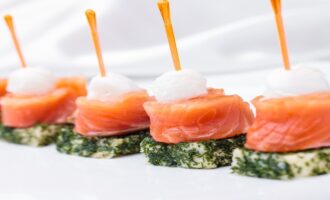 канапе с дор блю и лососем