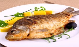 целый карась на блюде для подачи
