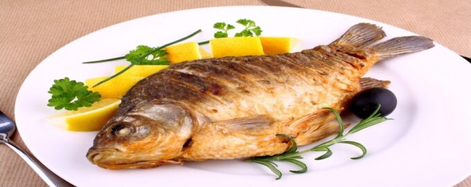 целый карась на блюде для подачи