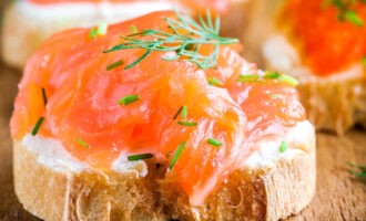 соленый лосось на бутерброде