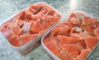 посол красной рыбы в контейнере