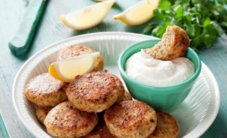 рыбные котлеты со сметаной