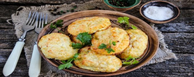 вариант подачи котлет на блюде