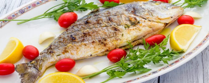 лещ с томатами и петрушкой