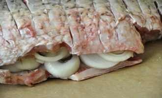 лещ с луком внутри