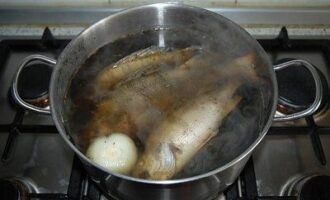 варка рыбы в на уху