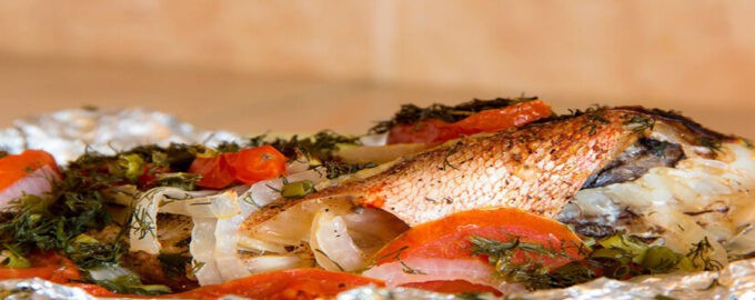 разделанный окунь на блюде