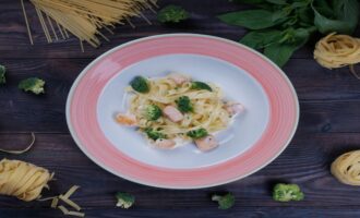 подача пасты с морепродуктами