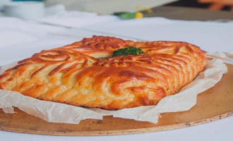 пирог из слоеного теста