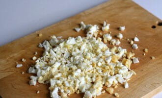 нарезанное куриное яйцо