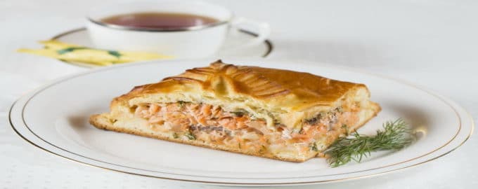 пирог с рыбой в слоеном тесте