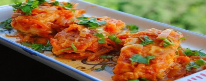 вариант подачи рыбы в томатном соусе