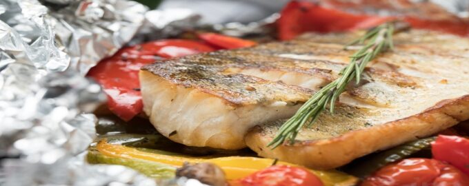 вариант подачи рыбы жаренной на гриль