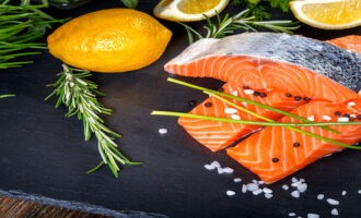 вариант сервировки соленого лосося