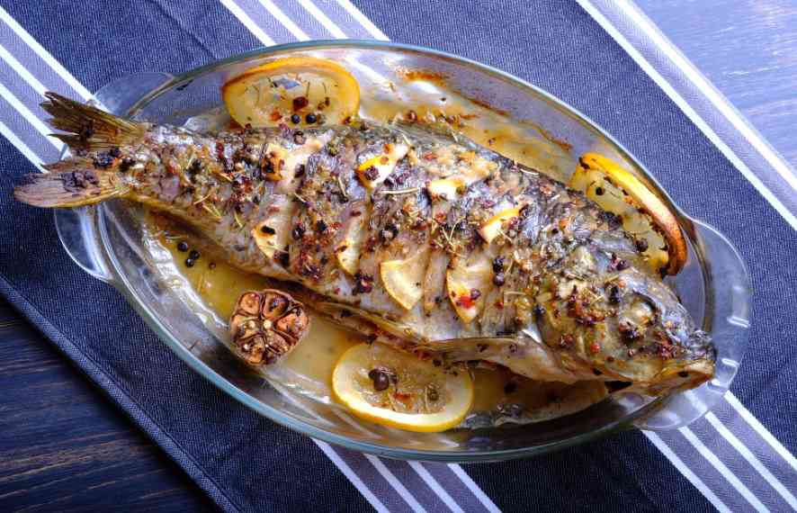 запекание рыбы с луком