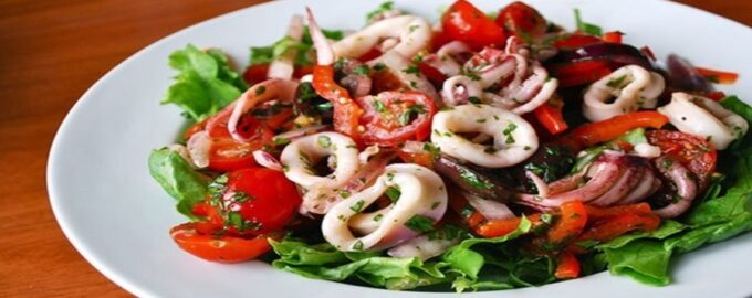 вариант подачи салата с креветками