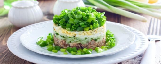 салат украшенный зеленым луком