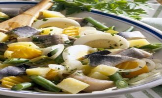 вкусный диетический салат с огурцом и селедкой